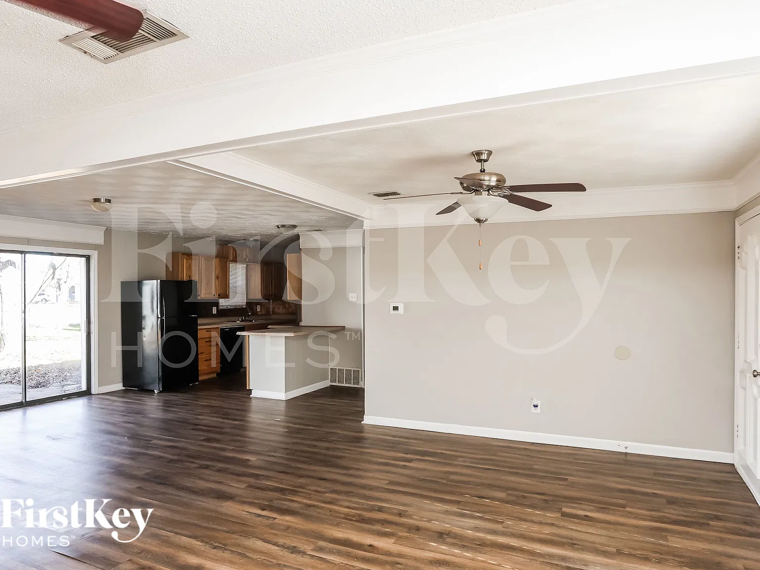 3 bed, 1.0 bath, 1044 sqft, $1,730 — Photo 3