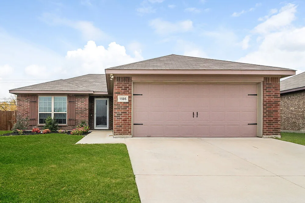 3 bed, 2.0 bath, 1363 sqft, $1,800 — Photo 1