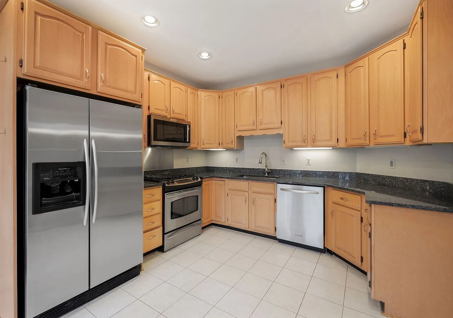 3 Bedroom 3.5 Bathroom Townhouse// Vienna// Parking for 4 cars + Finished Basement — Photo 4