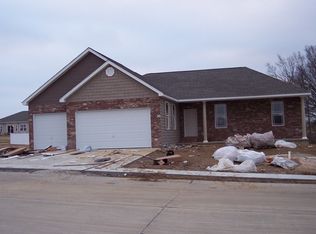 1231 Castle Green Dr, Waterloo, IL 62298