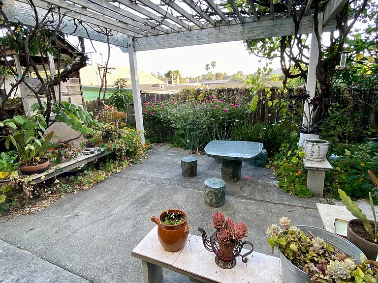Tulip Ave — Photo 3