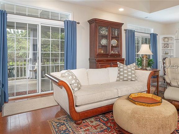 5th image of 48 Royal Pointe Dr