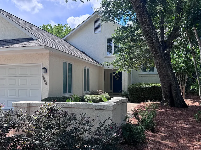 All exterior yard and maintenance managed by HOA.