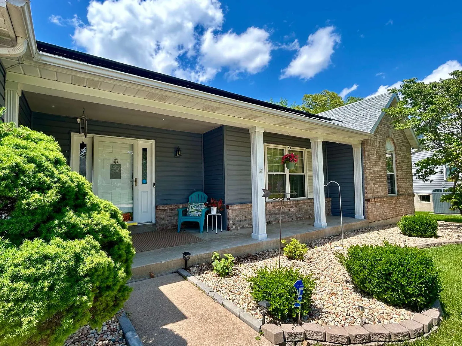 3 bed, 2.0 bath, 1702 sqft, $2,450 — Photo 2