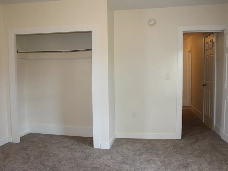 1049 Memorial Ave — Photo 9
