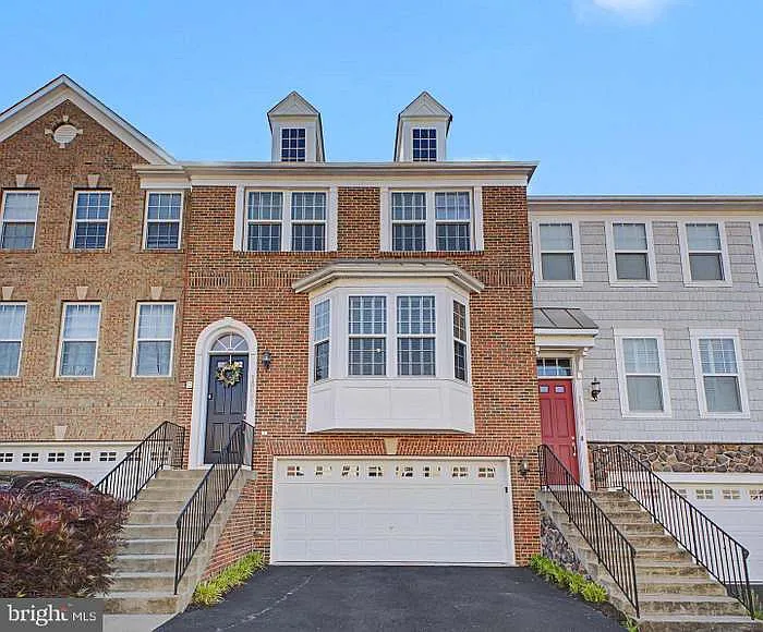 3 bed, 2416 sqft, $3,350 — Photo 1