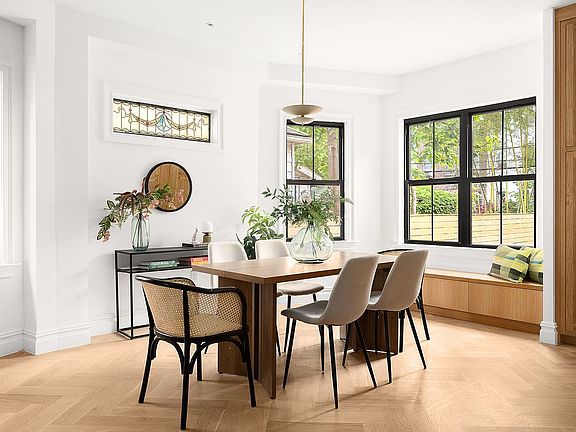 5th image of 127 Winthrop St