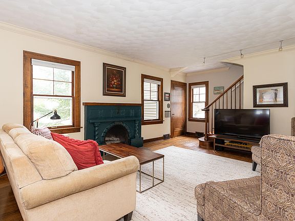3rd image of 427 Edgemoor Ave