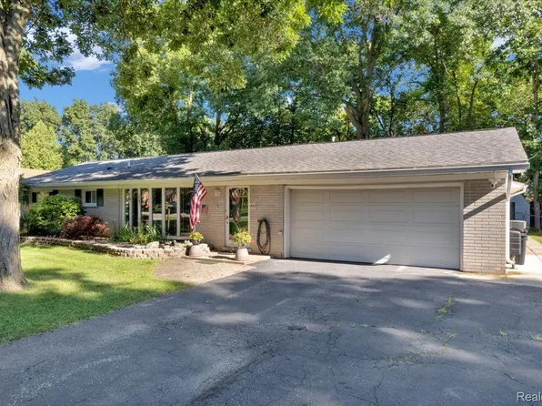 457 E Hurst Dr, Troy, MI 48085