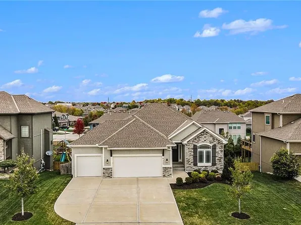 16523 S Schweiger Dr, Olathe, KS 66062