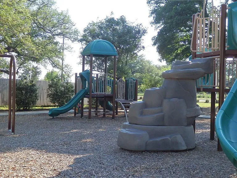 913 Wolcott Dr — Photo 37