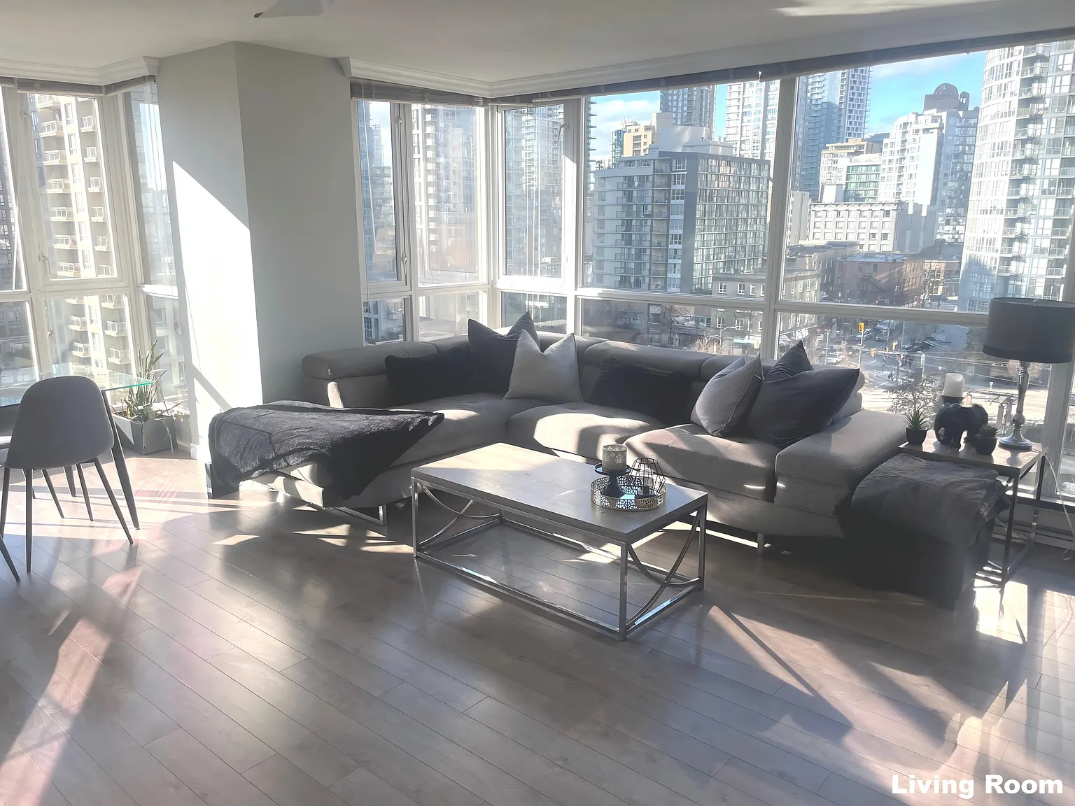 2 bed, 900 sqft, $3,600 — Photo 2