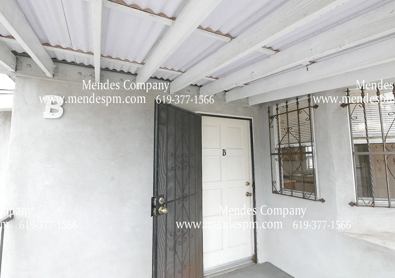 Spacious 1 bed / 1 bath Upstairs Unit — Photo 1
