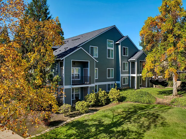Masters Apartments Aloha OR grounds