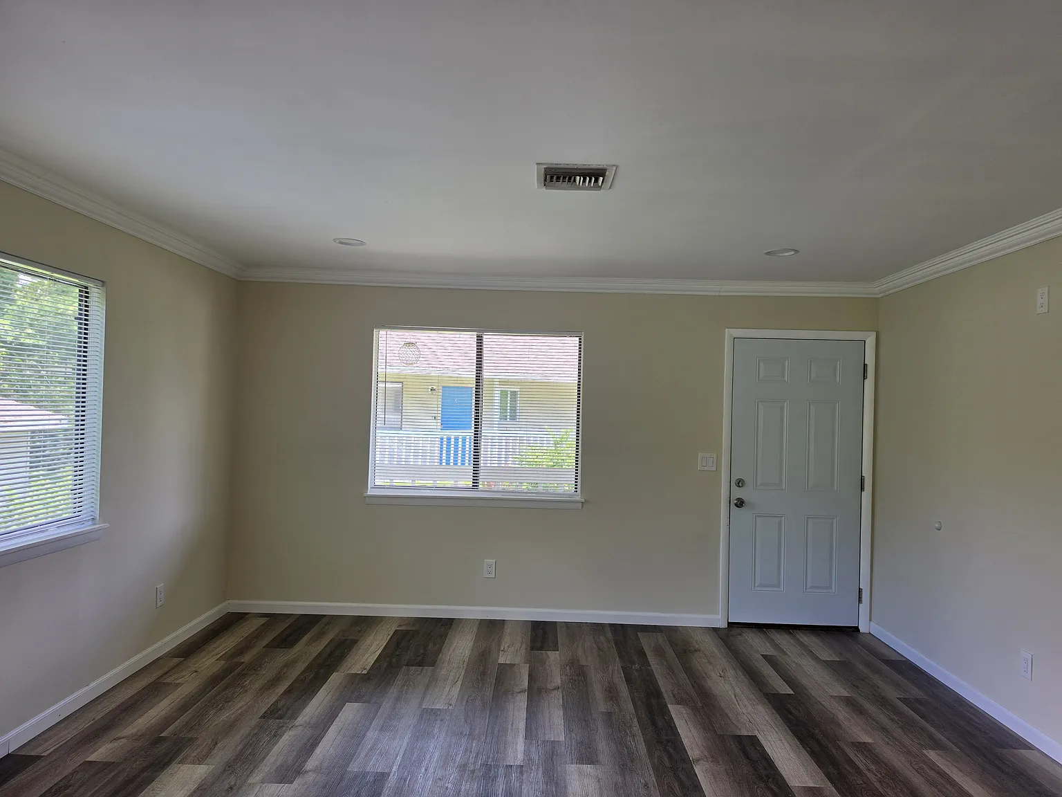 2455 Thomasson Drive - B — Photo 2