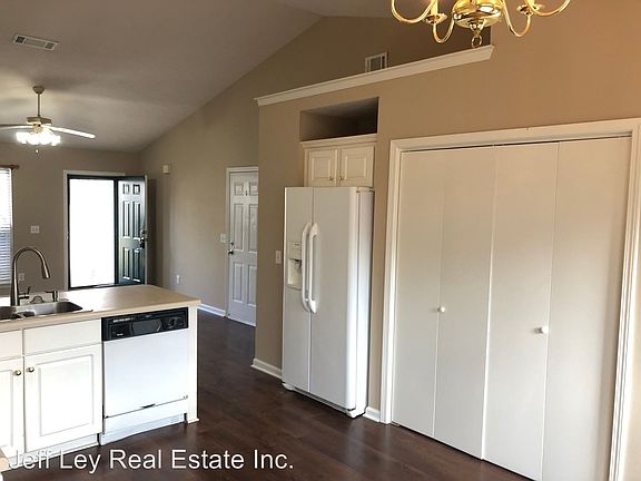 5th image of 318 Wesley Dr