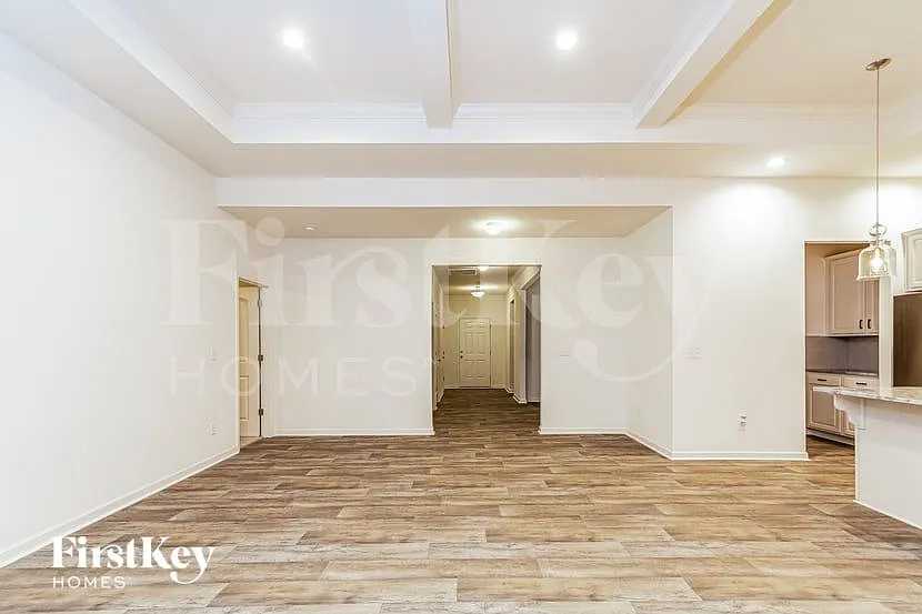 3 bed, 2.0 bath, 1835 sqft, $2,520 — Photo 2