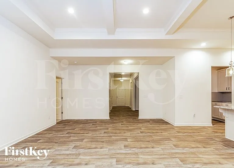 804 Atlantis St — Photo 2