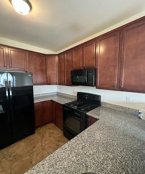 974 King Way — Photo 3