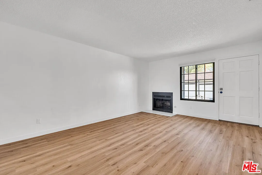 2 bed, 2.0 bath, 924 sqft, $3,295 — Photo 2
