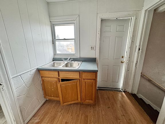 4th image of 439 E Weber St #A