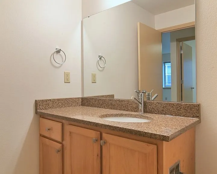 Hays Apartments — Photo 31