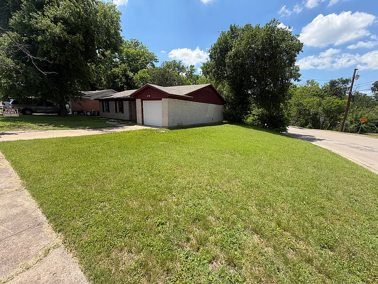 3901 Hiland Dr — Photo 10