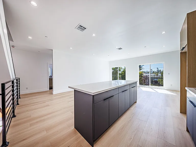 1330 S. Longwood Ave. — Photo 87