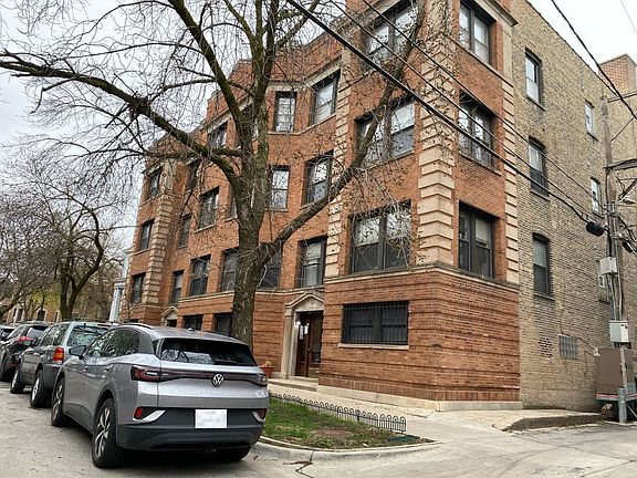 2nd image of 1424 W Leland Ave APT 3