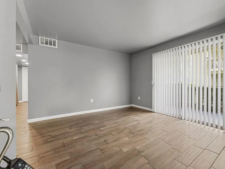 2536 White Oak Pl #5 — Photo 4