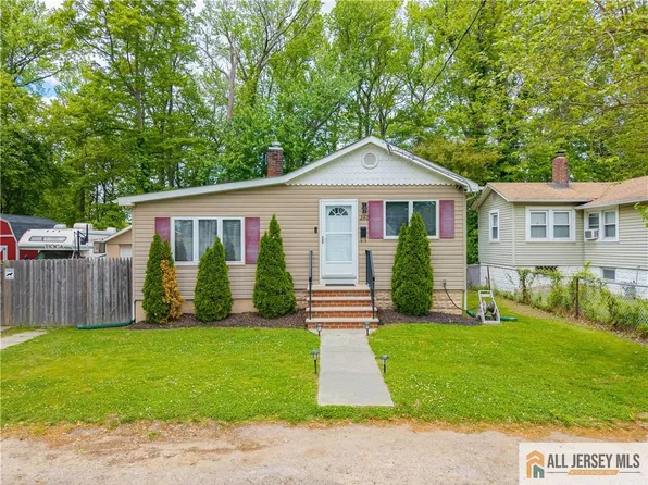 260 Greenwood Dr, Keyport, NJ 07735