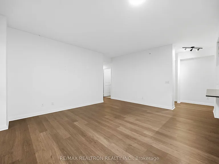 55 Oneida Cres #1904 — Photo 6