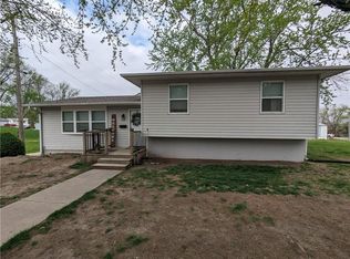 808 N 7th St, Hiawatha, KS 66434