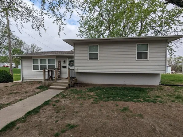 808 N 7th St, Hiawatha, KS 66434