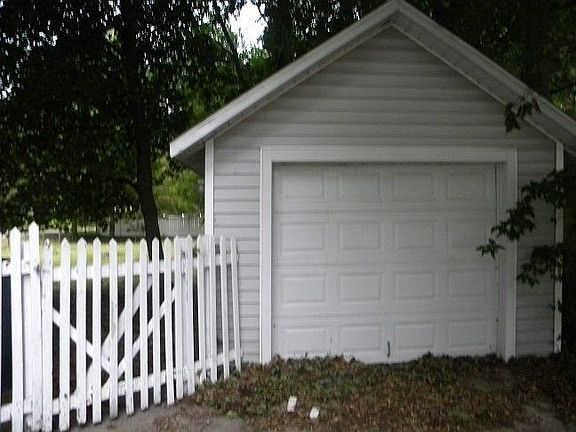 4th image of 903 Eastman Ave