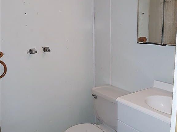 5th image of 2495 Lakeshore Dr