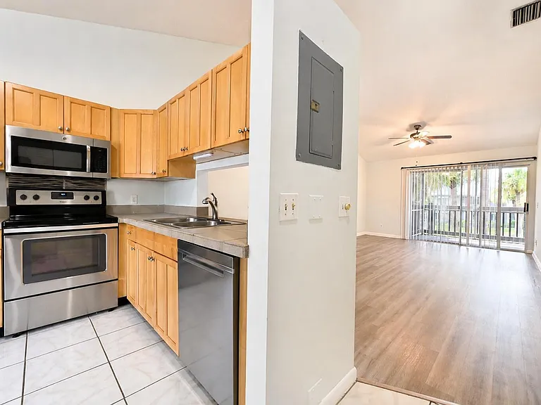 1431 NE 14th Ct — Photo 3