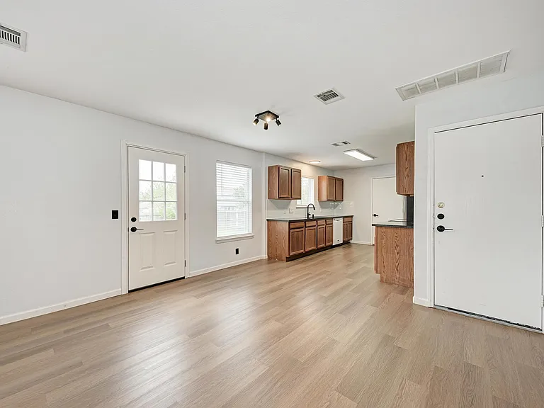 125 Holland St — Photo 12