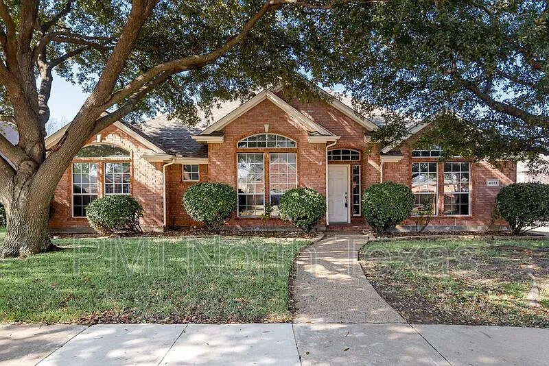 4 bed, 2.0 bath, 2405 sqft, $2,800 — Photo 2