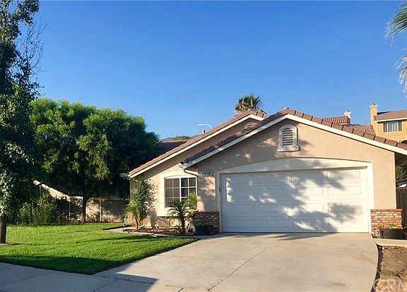 Rain gutter and tile roof