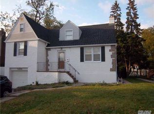 19 Acorn Rd, East Rockaway, NY 11518