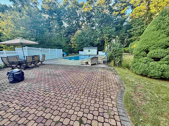 5th image of 125 Tennyson Dr
