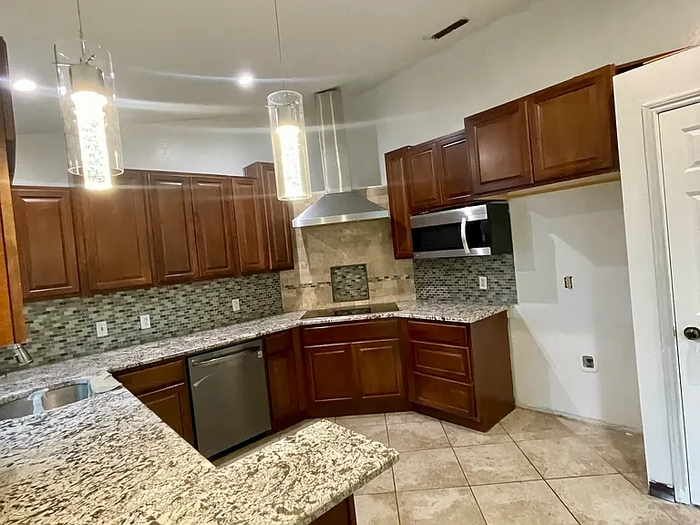 8108 Marie Ln — Photo 3