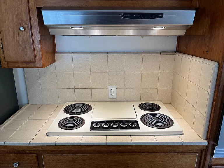 Electric range with center griddle