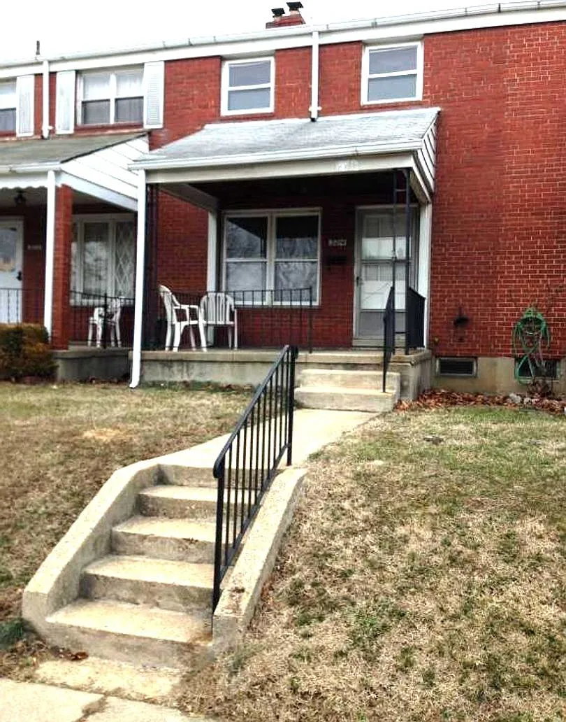 2 Bedroom, 1 Bath Townhouse — Photo 1