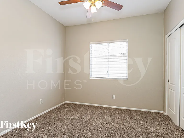 110 N 118th Ave — Photo 15