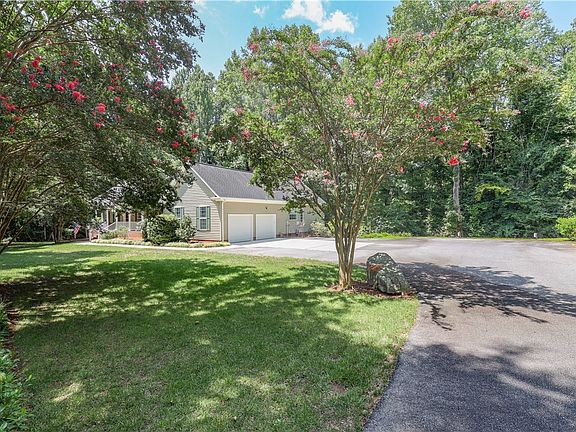3rd image of 201 Holly Dr