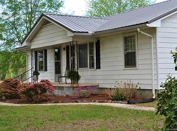 3rd image of 900 Elmwood Rd