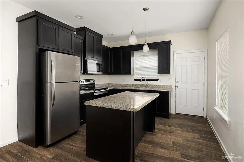 3 bed, 2.0 bath, 1050 sqft, $1,125 — Photo 4