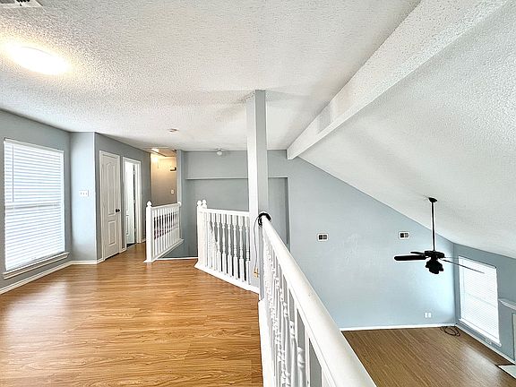 5th image of 2329 Oakcrest Dr